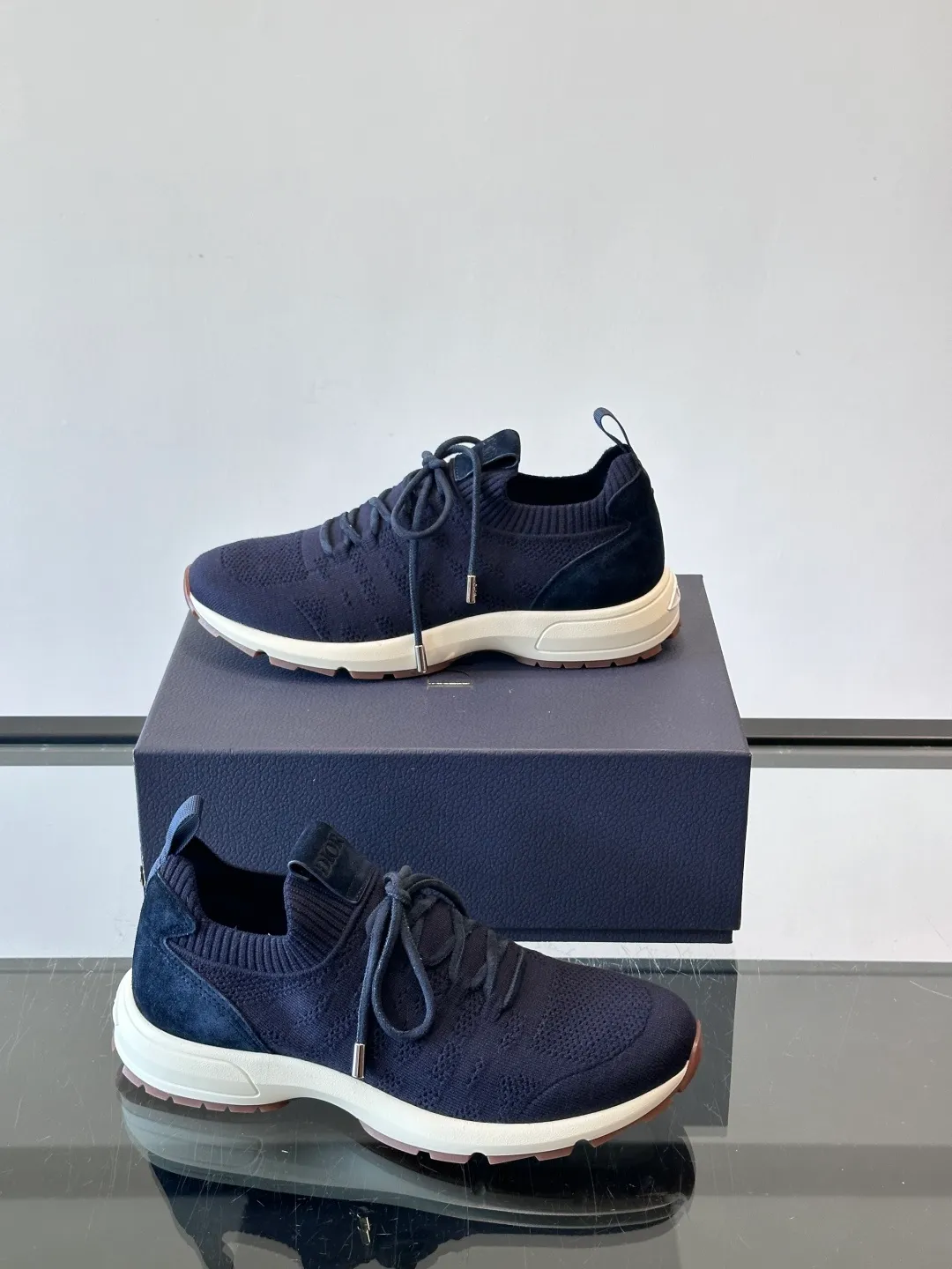 Men's Men's Shoes 💰p440 "Dior" B80 sneakers are a new product of Dior men's series, focusing on comfort and fashion. The upper is made of breathable mesh + fabric splicing, which is lightweight and fits the shape of the foot, making it super comfortable for daily wear. The sole is made of rubber, which has great grip and wear resistance, and is suitable for commuting or light sports. The overall style is simple, the gray tone is versatile, and the shoelaces are adjustable for a more stable fit. Designed by Kim Jones, it is both practical and trendy. It is one of the new hot items in early spring①. size: 39-45 (38.46 customized)